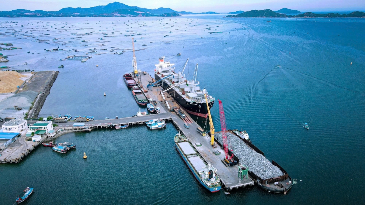 Cam Ranh Port handles 3 million tonnes of cargo for first time